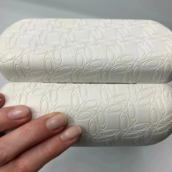 Oakley white Sunglass case - Picture 5 of 5